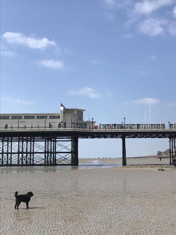 워딩 Warwick House - Stunning House With Terrace And Sea Views, Sleeps 11 빌라 외부 사진